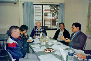 Bestyrelsesmøde i UMB International, Dhaka, Bangladesh, 28. januar 2001. Fra venstre: Kjell Bonerfalt, InterAct - Margrethe Kleiber, ELCA - Jørgen Nørgaard Pedersen, Danmission - Stephen Baroi og Prodip Dowa, Bangladesh