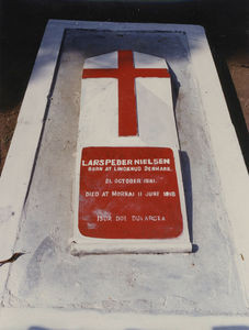 Assam, Nordindien. DSM Missionær Lars P. Nielsens gravsted i Grahampur, (21. oktober 1881-11. juni 1918). ISOR DOE DULARGA = GUD ER KÆRLIGHED. (Lars P. Nielsen arbejdede som bestyrer i Mornai Tehave fra 1908 og døde her i 1918)