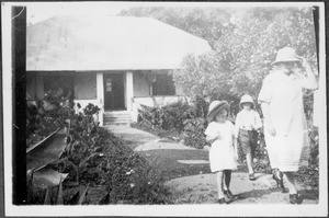 Mrs. Pätzig with the children Hansi and Elsi, Arusha, Tanzania, 1929