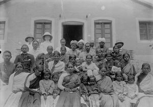 Tabor menighed i Yercaud, Shervaroy bjergene, Sydindien. I midten står Villads Peder Hansen og Andrea Boline Hansen, missionærer i Shervaroy fra 1904. (Foto 1906)