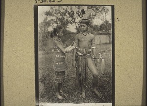 Junger Dajak mit Frau im Schmuck (Phot. v. Dr. Schieder)