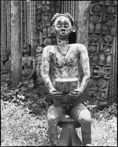 Statue bearing the effigy of a chief, in Batoufam