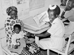 Ndolage Hospital i Nordveststiftet, Tanzania. Lokal sygeplejerske giver sundhedsundervisning til mor med barn, 1986