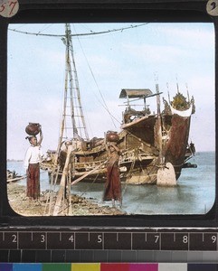 River boat and water carriers, Myanmar, s.d