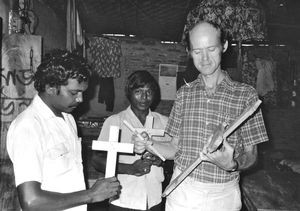 Bangladesh. Missionær Jens Fischer-Nielsen og lokale folk studerer kristne kors-modeller