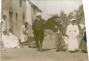 Siméon Delord with two women, in Madagascar