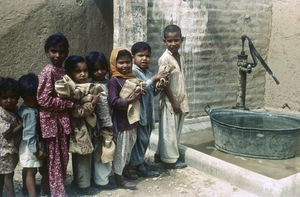 Pakistan, Den nordvestlige grænseprovins (NWFP). Lokale børn i kø ved vandposten, måske fra en børnehave eller et børnehjem?