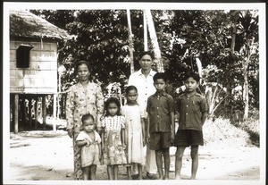 A congregational elder and his family in Lawanggoru (Kahajan)