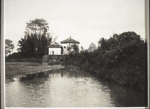 Götzentempel am Fluss