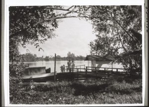 Landing raft of the mission house in Kwala Kapuas (opposite two huts of the leprosy station)