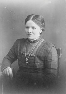 Kirsten Marie Christensen (f. Jensen) 29. 05. 1882 i Aulum ved Holstebro. Død 12. 10. 1982 i Herning Sygeplejerske. Udsendt til Kina:1906- 28. Lüshun/Port Arthur 1908-28. Hjem 1928. Thy. Ølby. Gift med Christen Christensen 1908 Børn: Carl Johan, f. 21. 03. 1909 i Xiuyan. Aksel Bernhard, f. 15. 05. 1911 i Lüshun. Viggo Emanuel, f. 22. 07. 1912 i Lüshun. Else, f. 29. 04. 1919 i Lüshun