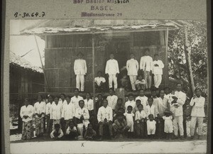 Congregation in Maruwai 1924, on the left the newly baptised + (Petrus Dalan)