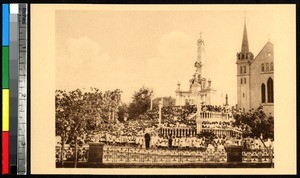 Children in front of a monument, Karachi, Pakistan, ca.1920-1940