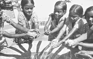 Elever fra 1-2. klasse ved brønden. Siloam Pigekostskole, Tirukoilur, Sydindien, 1965