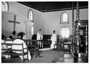 Benagaria, Santal Parganas, Nordindien. Pastor Munshi M. Tudu foran alteret, mens pastor Johannes Thoft Krogh læser Bibeltekster. (Formentlig fra ordination af Munshi M. Tudu, 13-03-1955)