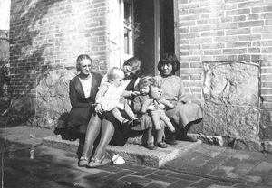 Fru Dorothea Bertelsen og fru Else Gejlsbjerg med børn, Jens Gejsbjerg og Kirsten Bertelsen. Antung / Dandong ca. 1941 Mrs. Dorothea Bertelsen and Mrs.Else Gejlsbjerg with Children. Antung /Dandong about 1941.Danmission. Picture Archive