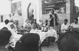 Missionssekretær i DMS, pastor Karen Berntsen møder kristne i Peshawar stift, Pakistan, 1988