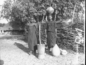 African women, Matutwini, Mozambique, ca. 1896-1911