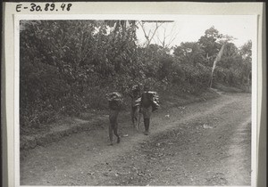 Children carrying firewood in from the fields in the evening (Bakumba)