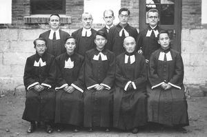 Fra ordinationen i Chinehav. Marius Jensen, Emil Jensen, Johannes Olaf Rasmussen og Aksel Julius Sørensen sammen med de kinesiske præster: Pastor Chin, Pastor Ch'ü, Pastor Hsich, den Unge og Gamle Jen og Pastor Ch'en (senere Kirkerådets formand). Danmission Photo Archive