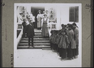 Abschied v. Missionar Meyerholt. D. blinden Kinder singen ihm zum Abschied