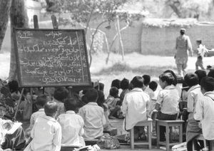 Pakistan 1980. Mentalt Handicapcenter i Peshawar Stift. Fra en undervisningstime