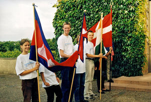 Landsmødet 1998 i Hadsten. Nationalflagene byder velkommen