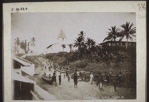 Grashauen durch Frauen in Bonaku (Kamerun)