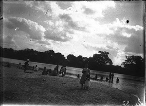 African people at the Incomáti, Antioka, Mozambique, ca. 1916-1930