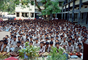 Børn samlet i Nellikuppam High School, Arcot, Indien