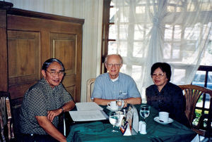 Linda & Thomas Batong i samtale med Jørgen Nørgaard Pedersen i Baguio, november 2001