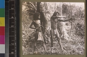 Two Veddah men hunting, Sri Lanka, s.d