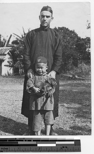 Fr. Dietz with a child and puppy at Dongzhen, China, 1925