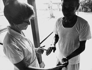 Spedalskhedsklinikken i Changhua, Taiwan. DMS missionær Gerda Bech sammen med en spedalsk patient, sepember 1971