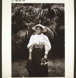 Frau Missionar Göhring (Bot. Garten) Viktoria