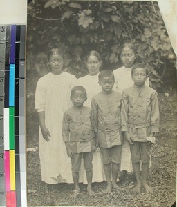 Ranjavao together with two young girls and three young boys, Antsirabe, Madagascar, ca.1913