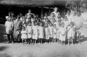 Assam, Nordindien. Søndagsskolebørn i landsbyen Samaguri, julen 1962. Den norske missionær Borgny Austad med 2 lærere står til højre. Høvdingen i landsbyen ses til venstre (med briller)