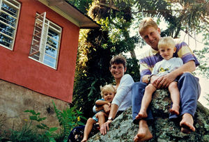 Familiebillede af Bodil og Henrik Mielke med deres to børn, under opholdet i Bukoba, Tanzania, 1997