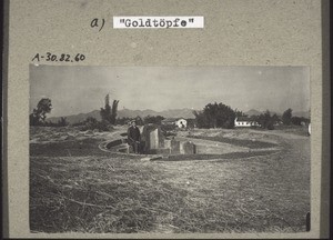 Im Vordergrund ein Massengrab, im Hintergrund Blindenheim & Kapelle