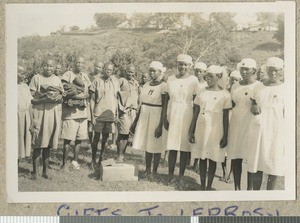 Patients with gifts, Chogoria, Kenya, ca.1948