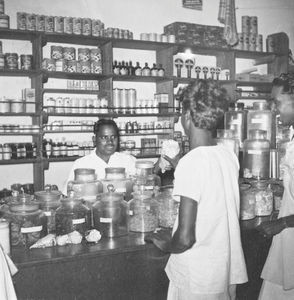 Union Mission Tuberculosis Sanatorium, Arogyavaram (UMTS), Andhra Pradesh, Sydindien,1965. Patienter i revalideringsafdelingen beskæftiges i den lokale butik. (Anvendt i: Dansk Missionsblad nr 15/1965)