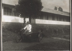 Miss. Wildi mit Motorrad. (1926)