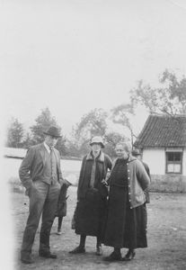 Karen Gormsen sammen med doktor P.N. Pedersen og ? ved missionærkonferencen i 1927