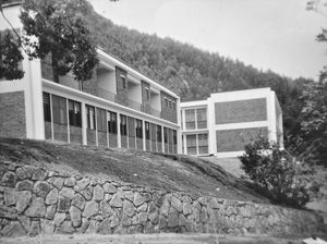 Bumbuli-hospitalet (Lutheran Medical Centre Bumbuli) i Tanganyika/Tanzania, 1963. Vestfløjen af det nye hospital. Laboratoriet i stueetagen, 1. klasse-afdelingen på 1. sal. (Anvendt i: DMS Årbog 1963/64 og i Dansk Missionsblad nr 7/1967)