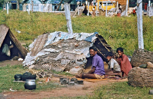 42.- Mission for børn i Indien. Diasserie 1990, "Da jeg blev velsignet af en elefant". Vi andre kan godt lide at bygge huler og måske endda sove i dem en gang imellem. Men kunne I tænke jer at skulle leve og vokse op i sådan nogle huse som de her? Dem er der desværre alt for mange af i Indien. Prøv også at se baggrunden – det er ret trøstesløst. Men også det prøver kirken at gøre noget ved