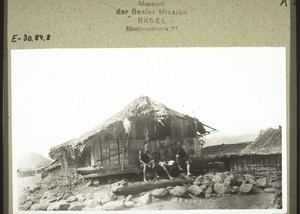 Isangohaus i. Betenge m. Häuptling & 2 Dorfältesten