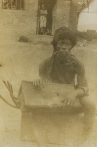 Man with marimbula, Congo, ca. 1920-1930