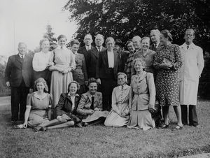 Nordindien. DSM missionærer samlet til konference, ca. 1947-50. Stående fra venstre: Johannes Jensen, hans datter , Lily (Lilly) Petersen, Magda Krogh, Oluf Eie, Holger Winding, Ingeborg Eie, Esther Winding, Helga Bøgh, Signe Kampp, Inger Malmstrøm, Hans Peter Hansen Kampp, Elisabeth Krohn (Lis Krohn), Aage K. Jensen. Siddende fra venstre: Kirsten Eie, Ellen Laursen, Else Høilund, Lilly Solveig Johansen, Jenny Otilie Pedersen