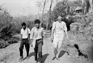 UMN, Tansen Mission Hospital, 1985. Elly Søgaard Jensen sammen med kristne unge på vej hjem fra kirken i Tansen