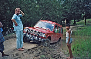 Missionær Filip Engsig-Karup med en bil på afveje i Bangladesh, oktober 1987